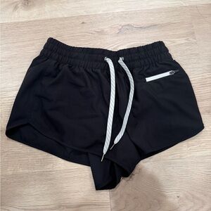 Vuori Clementine 2.0 Short 2.5” Black Shorts